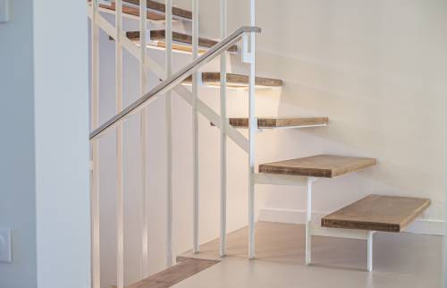 Rénovation d'un escalier vue sur le côté à Toulouse
