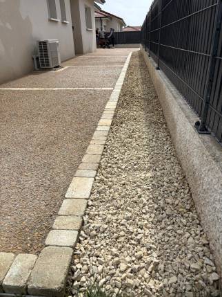 cour en béton désactivé