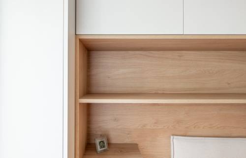 Étagères en bois clair pour un espace harmonieux à Sèvres