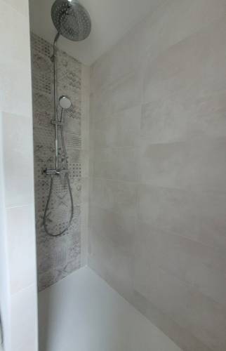 Frise inspiration carreaux de ciment dans la douche