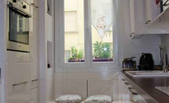 cuisine équipée blanche avec des petites fenêtres 