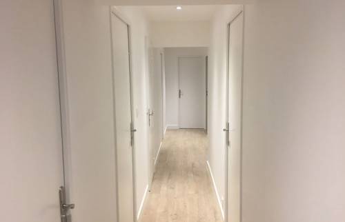 Rénovation des sols dans un pavillon à Bouc-Bel-Air couloir