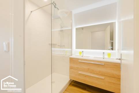Grande douche à receveur plat