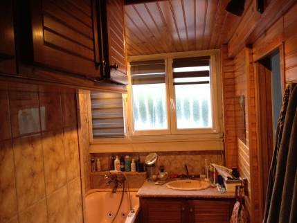 Salle de bain ancienne à rénover à Cusset