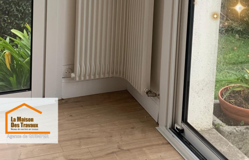 Vue d’ensemble de la pièce de vie avec sa cheminée modernisée et ses finitions impeccables, mélangeant charme et modernité. ✨