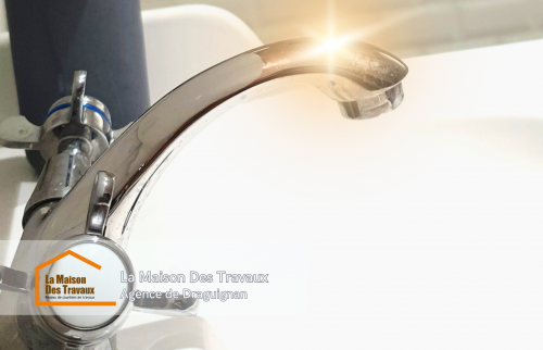 Détail du meuble vasque moderne et de la faïence murale en relief, pour une touche contemporaine