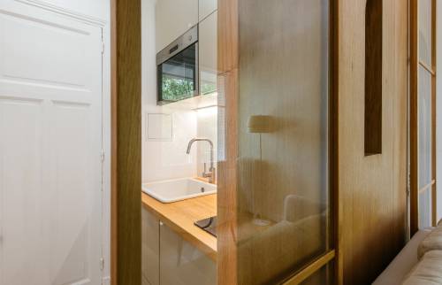 Cuisine fonctionnelle avec des éléments en bois et des équipements modernes à Paris 16e