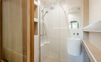 Salle de douche moderne avec une paroi en verre à Paris 16e