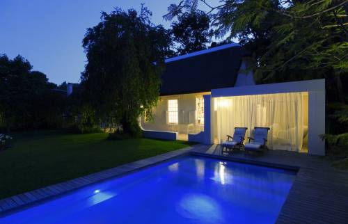piscine avec éclairage de nuit