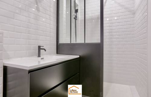 Création d’une salle de bain dans un bureau transformé en appartement