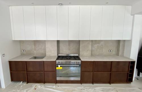 Réalisation d'une cuisine sur mesure par un menuisier 