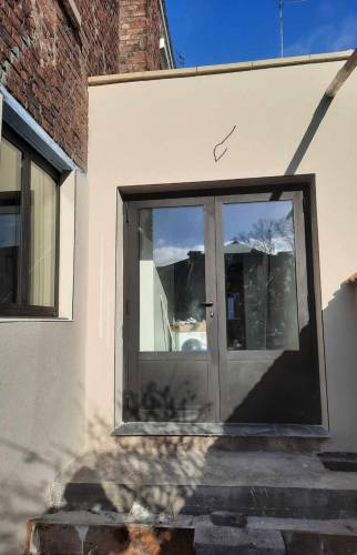 Fabrication sur-mesure d'une porte ouverture à l'anglaise en aluminium