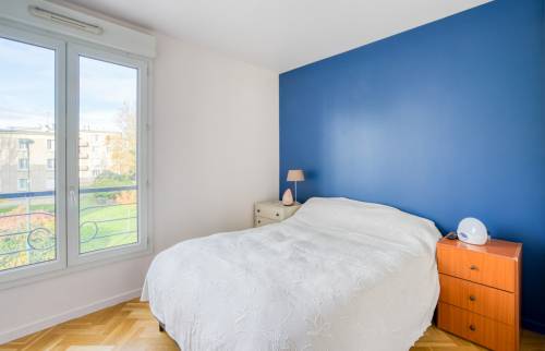 Rénovation de chambre, mur bleu et fenêtre