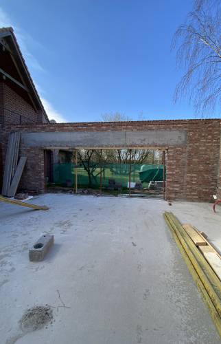 Fouilles et fondations puis dalle isolée coulée et élévation des murs 