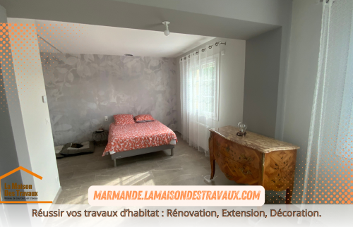 Vue d'une chambre rénovée avec des murs soigneusement préparés et peints dans des tons clairs, offrant un espace lumineux et moderne. 