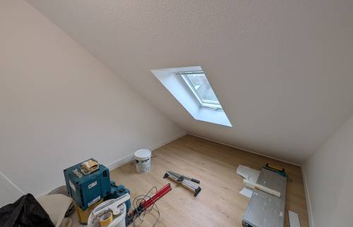 Nouvelle chambre avec sol stratifié posé