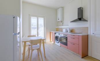 Travaux de rénovation energétique pour un appartement destiné à la location : cuisine avec ballon d'eau chaude compact mural 