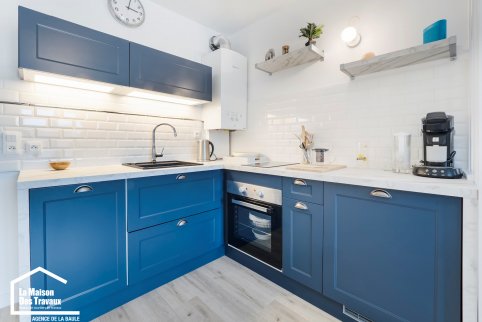 Jolie cuisine bleue entièrement équipée