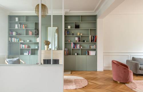 Bibliothèque intégrée sur mesure dans un salon parisien