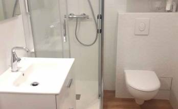 Petite salle de bain dans un studio