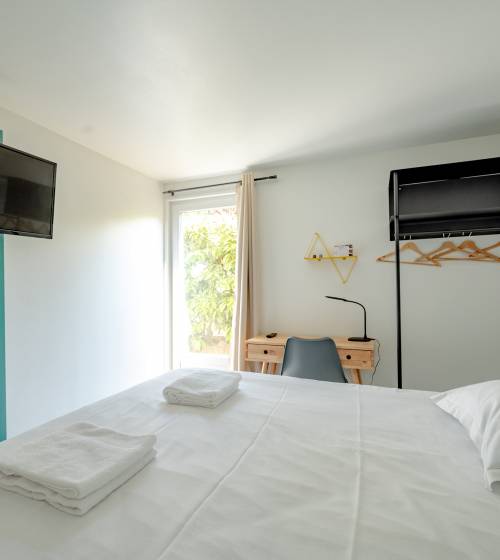 Chambre d'hôtel avec porte-fenêtre