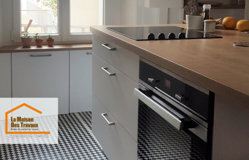 Détail : Zoom sur les finitions haut de gamme, plan de travail bois et électroménager intégré pour une cuisine fonctionnelle et esthétique.