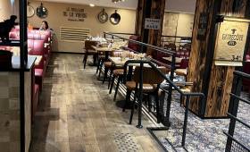 Sol et plafond rénovés pour cette salle de restaurant