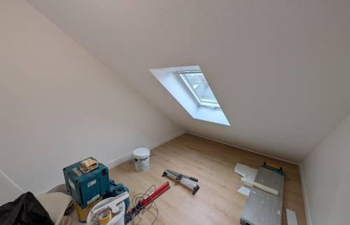 Nouvelle chambre avec sol stratifié posé