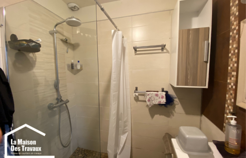 Salle de bain avant les travaux côté douche