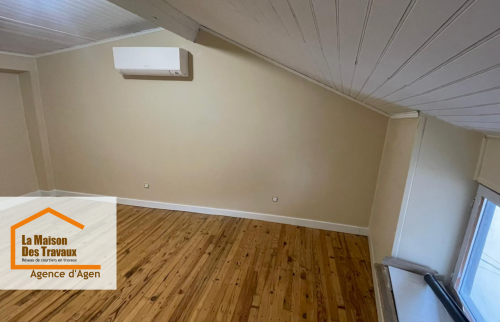 Nouvelle chambre sous les combles avec climatisation, sol rénové et lambris conservé pour un confort moderne et un cachet authentique.