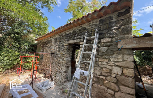 Nouvelle toiture réalisée sur une ancienne bâtisse en pierre près d'Aix-en-Provence. Une rénovation qui protège durablement le bâtiment tout en respectant son authenticité.