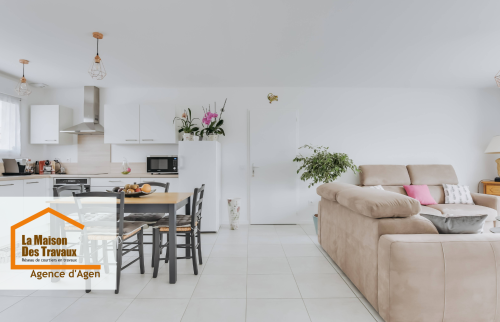 Un espace de vie lumineux et ouvert, pensé pour la convivialité et le confort.