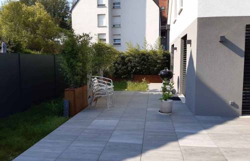 Terrasse en dalle sur plots, bacs corten à Sierentz