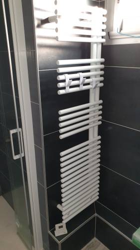 Installation d'un sèche-serviettes électrique dans une salle de bain en rénovation - Nantes (44200)