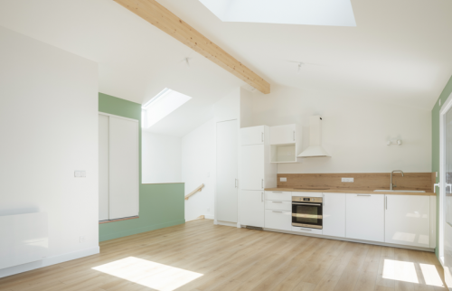 Surélévation d'une maison pour créer un commerce et deux logements à Vertou - Pièce principale avec cuisine