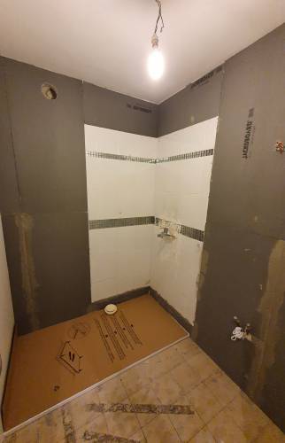 Installation du placoplâtre hydrofuge (étape 2)