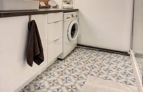Salle de bain avec carreaux de ciment