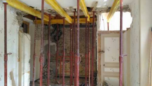 Maintient des planchers de l'étage et début des travaux d'ouverture du mur en pierres