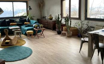Parquet gris dans un salon moderne 