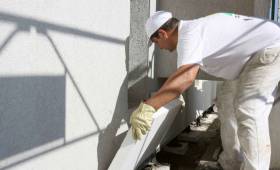 Artisan réalisant une isolation thermique par l'extérieur 