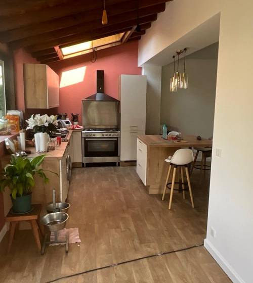 Nouveau sol dans cette pièce de vie chaleureuse et unifiée