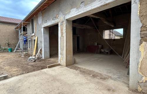 Ouverture de murs porteurs dans la grange pour créer de nouvelles circulations dans ce projet de rénovation à Voiron