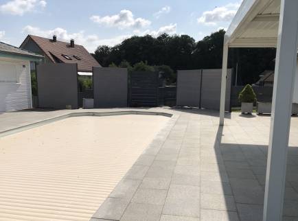 Clôture et brises vues à l'arrière de la maison à Rixheim