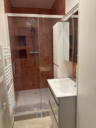  douche moderne et meuble suspendu