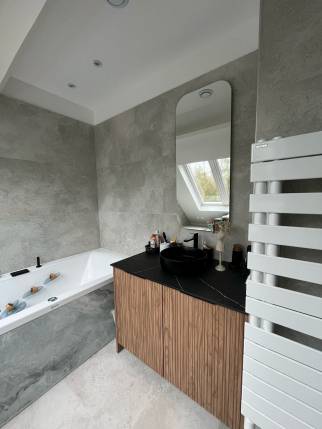 Salle de bain avec baignoire balnéo