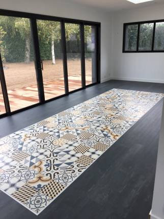 Une extension avec revêtement de sol décoratif 