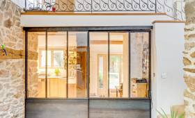 Réalisation d’une porte intérieure coulissante en métal sur mesure dans un esprit verrière d’atelier, maison de l’ouest lyonnais