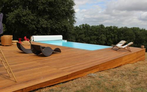 Terrasse en bois avec psicine et vue