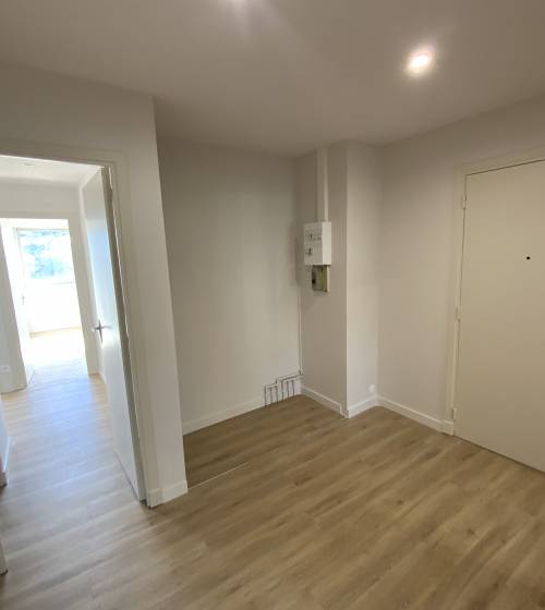 Entrée de l'appartement rénovée avec nouveau panneau électrique à Alès