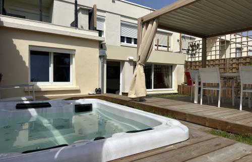 Aménagement de Jardin Cocooning avec Jacuzzi et Pergola